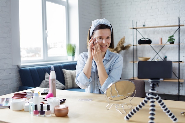 Vlogger test eye pads en zendt live video uit naar een sociaal netwerk thuis