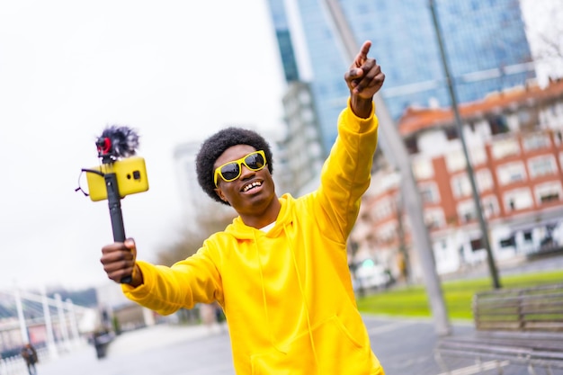 Vlogger wijst naar voren tijdens een live-streaming in de stad