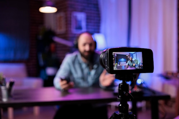 Vlogging-maker die camera gebruikt om podcastafleveringen op te nemen in filmstudio met moderne apparatuur. Online influencer die live videodiscussie opneemt om plezier te hebben op internetkanaal. Livestream.