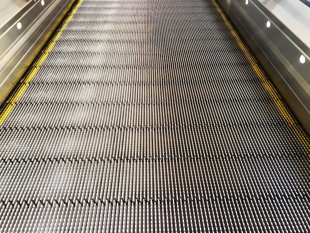 Vlotte roltrap voor winkelwagen in het winkelcentrum of luchthaven.