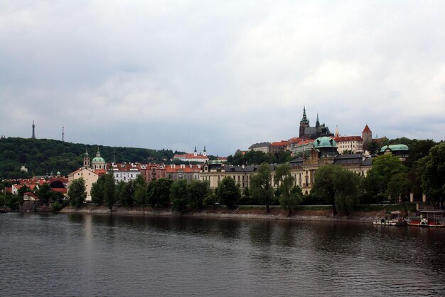 Foto il fiume vltava mentre attraversa praga