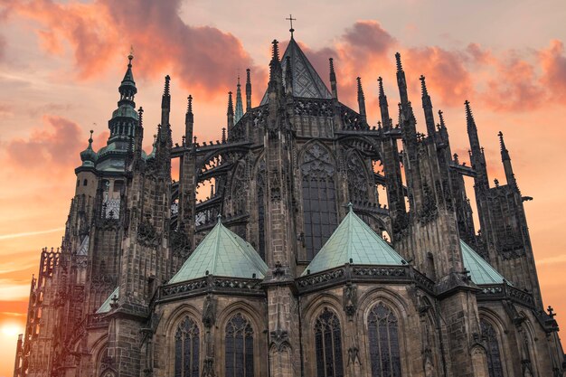 Foto vltava-rivier en stvitus-kathedraal in praag