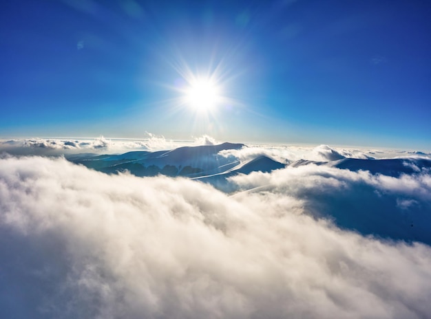 Vlucht door de avondlucht met wolken boven de berg