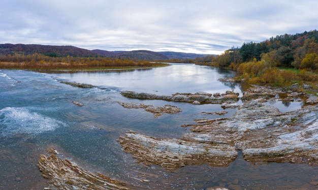 Vlucht over herfst berg rivier kleurrijke bladeren en stream Striy in Carpatian bergen