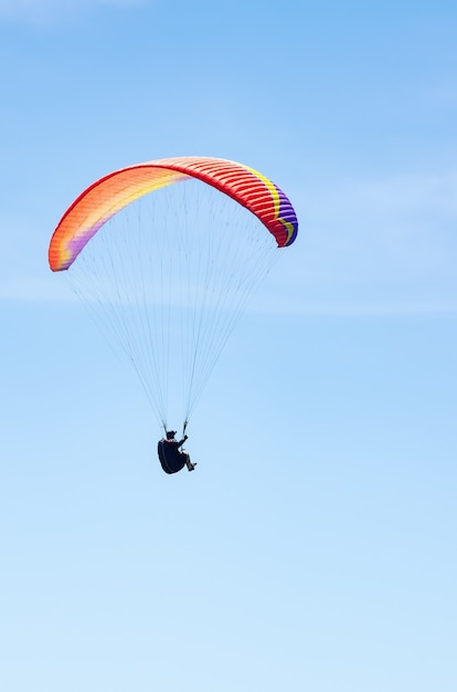 Vlucht van een paraglider-atleet tegen de lucht