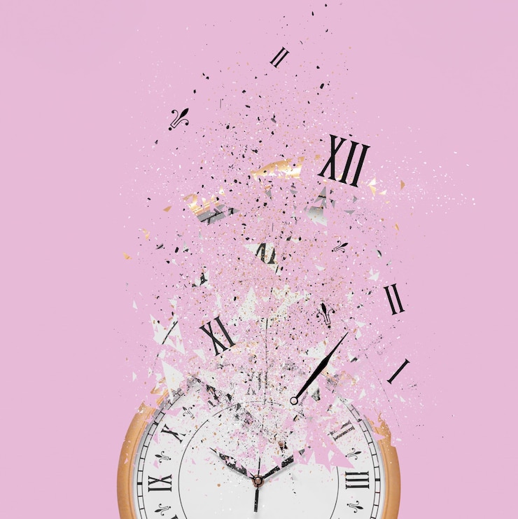 Foto vluchtig tijdconcept analoge klok die op roze achtergrond oplost