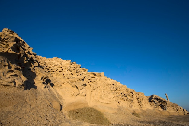 그리스 산토리니 섬의 블리차다 해변 화산재 모래 암석