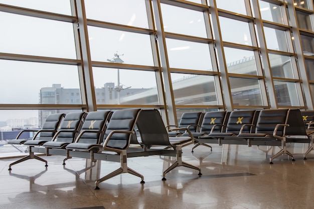 Aeroporto internazionale di vnukovo, area partenze. sedie d'attesa etichettate per l'allontanamento sociale durante una pandemia.