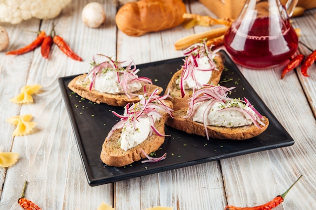 Photo vodka appetizer bruschetta minced herring apple