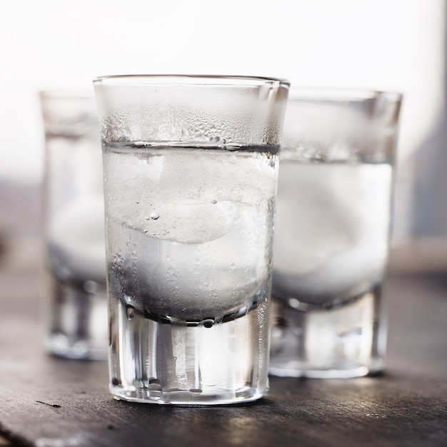 Photo vodka with ice in glasses