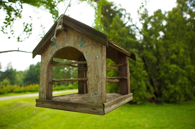 Voederbakken voor vogels in het stadspark