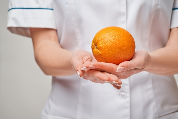 voedingsdeskundige arts gezonde levensstijl concept - met vers biologisch oranje fruit