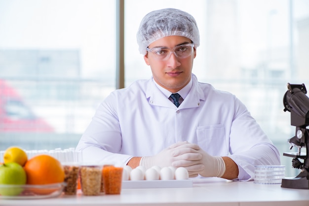 Voedingsdeskundige die voedingsmiddelen in laboratorium test