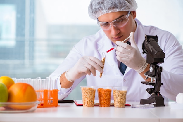 Voedingsdeskundige die voedingsmiddelen in laboratorium test