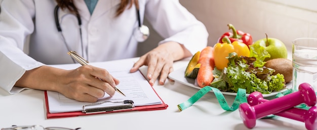 Voedingsdeskundige in overleg met patiënt met gezonde groenten en fruit