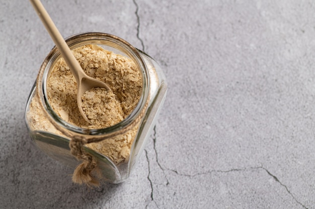 Voedingsgist in vlokken, gedeactiveerd, niet levend, B-vitamines, houtachtergrond, close-up, bovenaanzicht, lege ruimte voor tekst