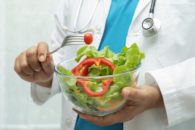 Foto voedingskundige dokter met gezond plantaardig vitamienvoedsel voor een patiënt in het ziekenhuis