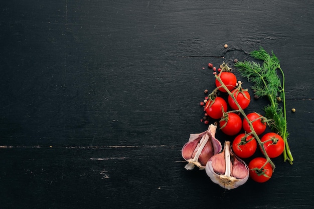 Voedsel Achtergrond Cherrytomaten, specerijen en sauzen Bovenaanzicht Op een houten achtergrond Vrije ruimte voor tekst