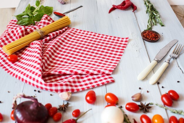 Voedsel achtergrond gezond eten spaghetti en kruiden