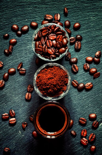 Voedsel achtergrond koffiebonen gemalen koffie verse espresso donkere achtergrond bovenaanzicht