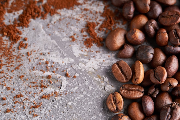 Voedsel achtergrond Koffiebonen op een grijze stenen tafel Exemplaarruimte