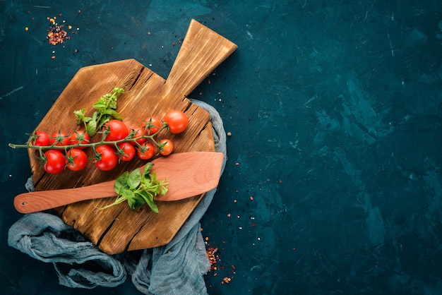 Voedsel achtergrond koken op de oude achtergrond gratis kopieerruimte bovenaanzicht