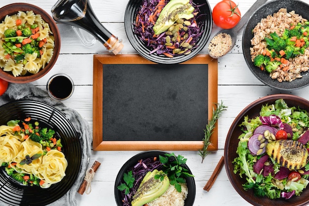 Foto voedsel achtergrond pasta rijst risotto salade op een witte houten achtergrond gratis kopie ruimte