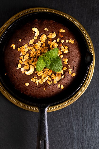 Voedsel concept Zelfgemaakte brownies gebakken in gietijzeren koekepan met kopie ruimte