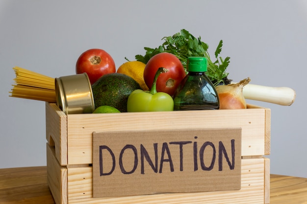 Voedsel donatie concept. donatiebox met groenten, fruit en ander voedsel voor donatie