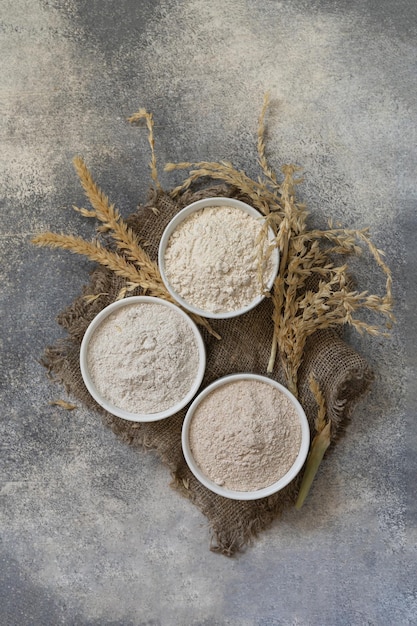 Voedsel- en baking ingrediënt tarwe meel grof van volkoren tarwe granen tarwe tanden en tarwe meel