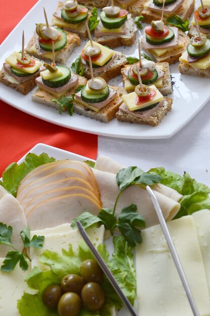 Foto voedsel geserveerd op borden op tafel