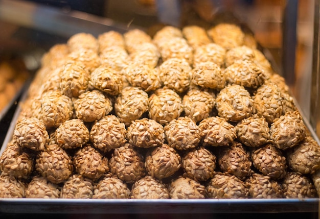 Voedsel in een vitrine in een winkel te koop
