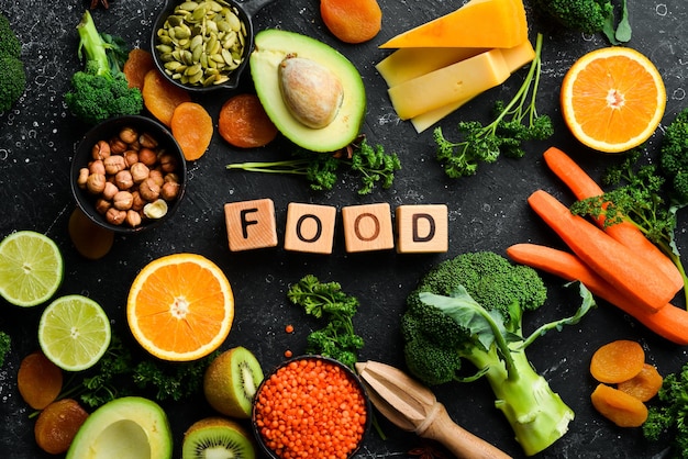 VOEDSEL inscriptie Een set groenten, fruit en biologisch voedsel Bovenaanzicht Vrije ruimte voor uw tekst