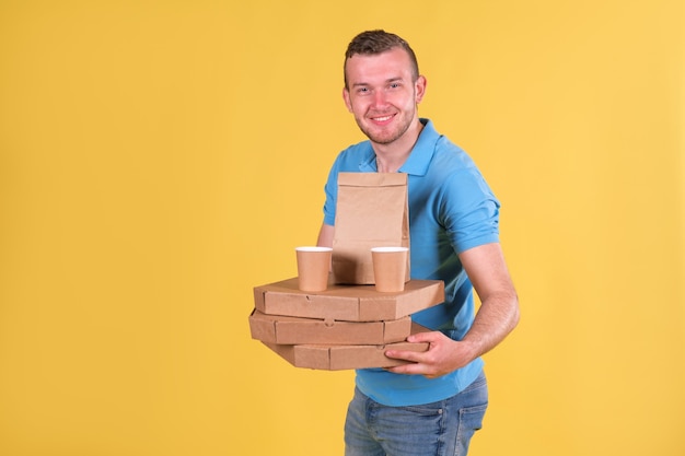 Foto voedsel levering jonge man in een blauw t-shirt