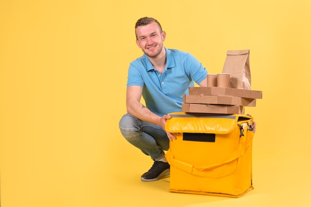 Foto voedsel levering jonge man in een blauw t-shirt