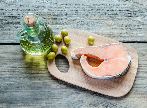 Voedsel met onverzadigde vetten - zalm en olijfolie