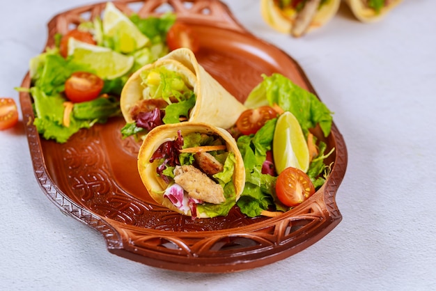 Voedsel tortilla gebakken kegels in latijns-stijl met vlees en salade