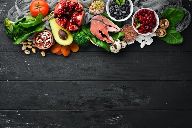 Voedsel voor de gezondheid van het hart Vis bosbessen noten granaatappel avocado's tomaten spinazie vlas Het concept van gezond eten