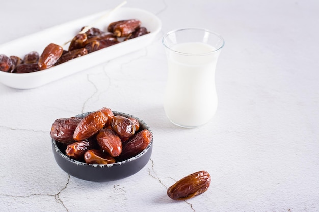 Voedsel voor de heilige maand Ramadan Dadels in een kom en melk op tafel