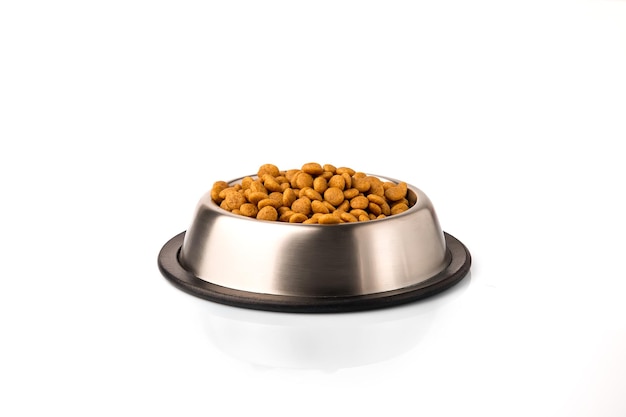 Voedsel voor katten en honden in een kom isoleren op een witte achtergrond.