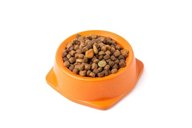 Voedsel voor katten en honden in een kom op een witte achtergrond.