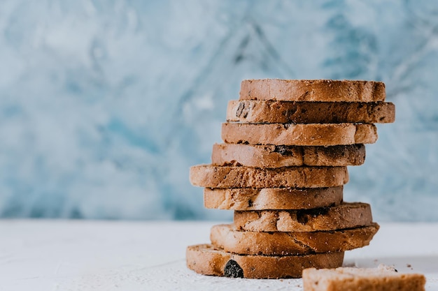 Voedselachtergrond Een toren van knapperige toast met olijven op een textuur, elegante witte en blauwe achtergrond Knapperige toast als ontbijtsnack