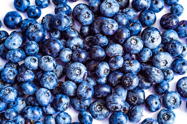 Voedselachtergrond met felblauwe bosbessen in levendige kleuren