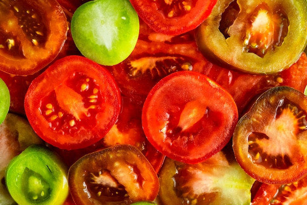 Voedselachtergrond van gesneden rode, groene en kumatotomaten