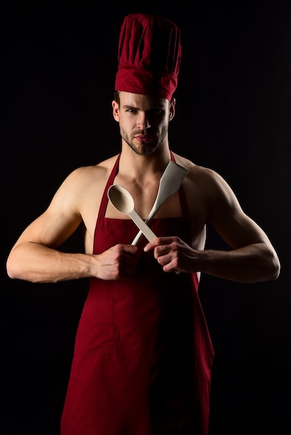 Voedselbereiding met groenten dieet gezond voedsel koken vegetarisch concept mooie chef-kok man in