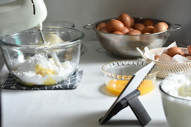voedselbereiding zelfgemaakte marmeren cake witte achtergrond maken
