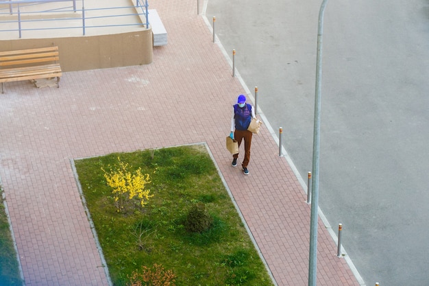 voedselbezorger op lege straat producent van quarantaine