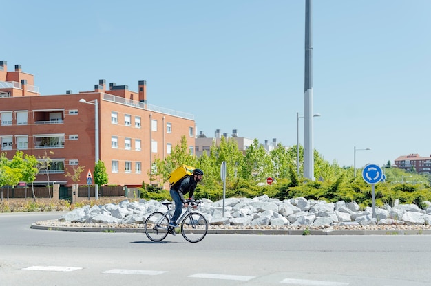 voedselbezorger op straat