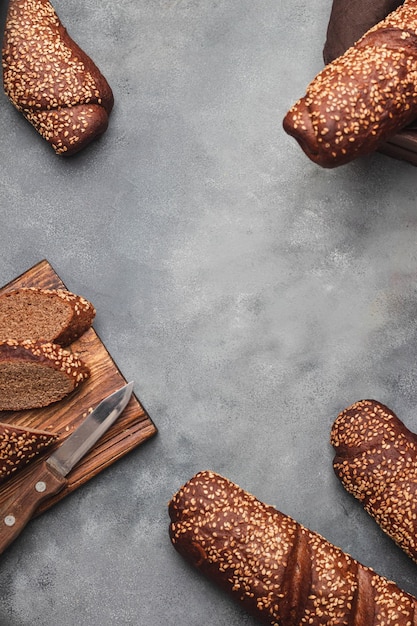 Voedselconcept van volkorenbrood met sesam op grijze stenen achtergrond bovenaanzicht met kopie ruimte flatlay mock up