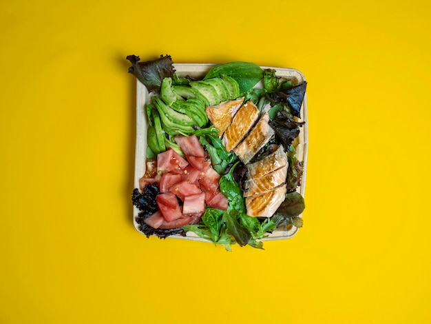 Voedselcontainer met gezond voedsel om op gele achtergrond te gaan Bovenaanzicht